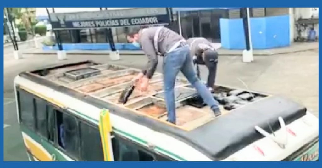 En la parrilla del bus se transportaban los paquetes de marihuana.