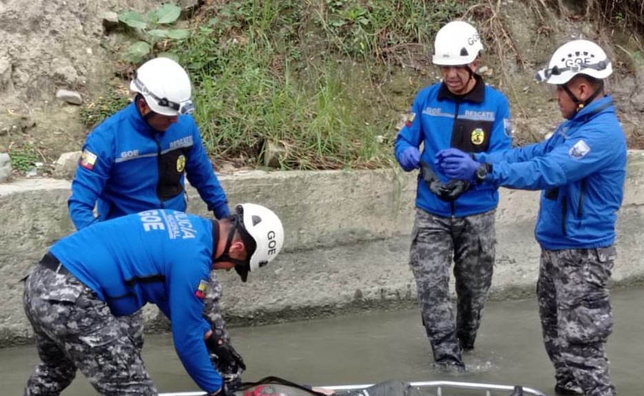 Los policías del Grupo de Operaciones Especiales rescataron el cadáver.