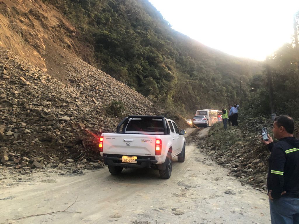 A eso de las 18:00 se habilitó un carril de la vía.