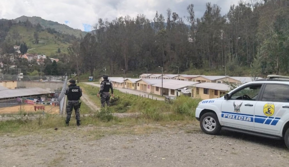 Los policías realizan los controles.