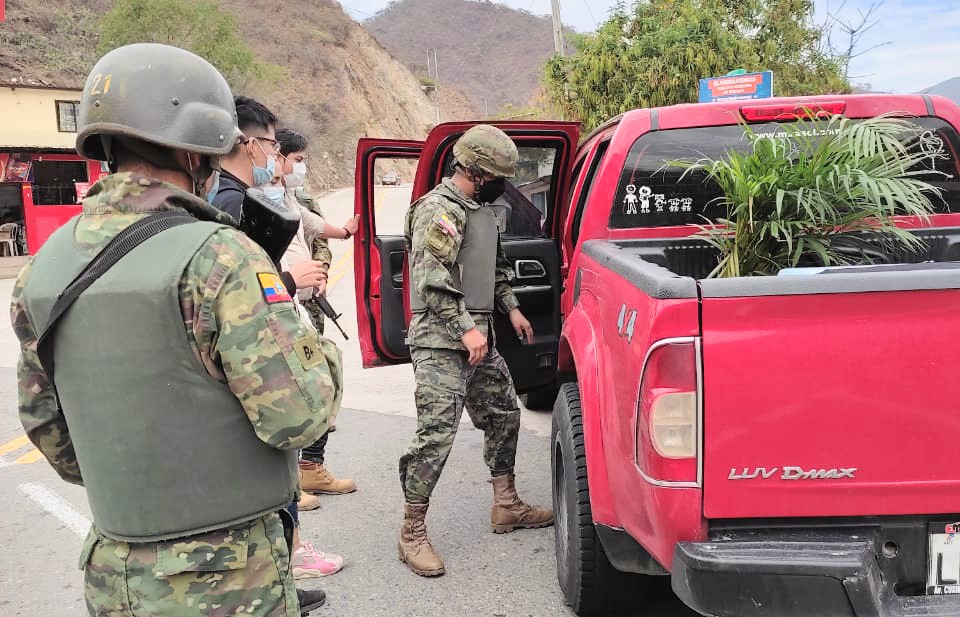 El registro de los vehículos y de las personas es minucioso.