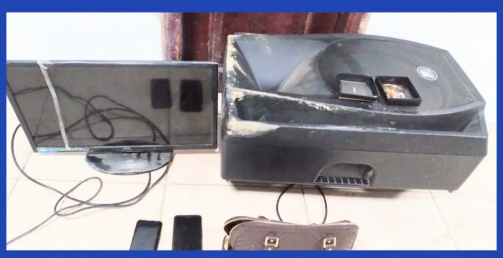 En un vehículo que uno de ellos conducía se encontraron los objetos robados. (fotografía de archivo)