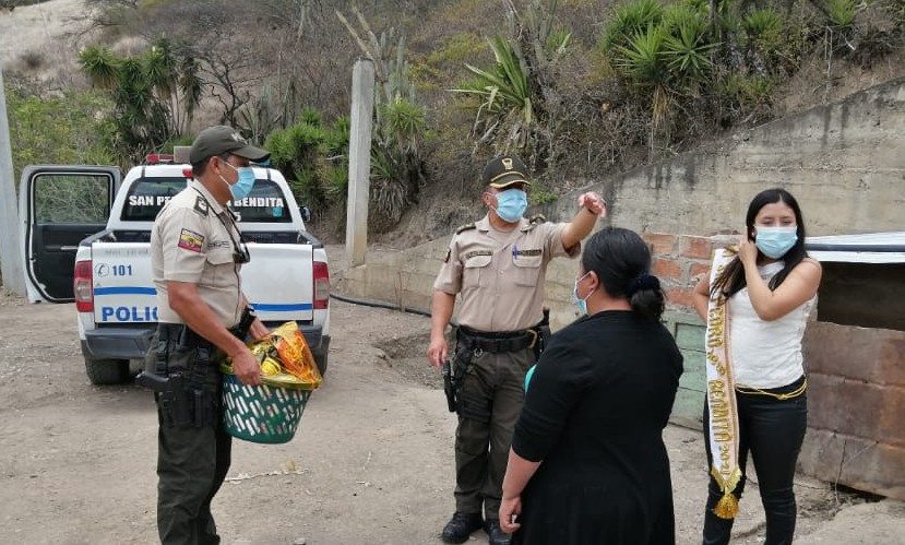Las familias de escasos recursos económicos recibieron las canastas con víveres.
