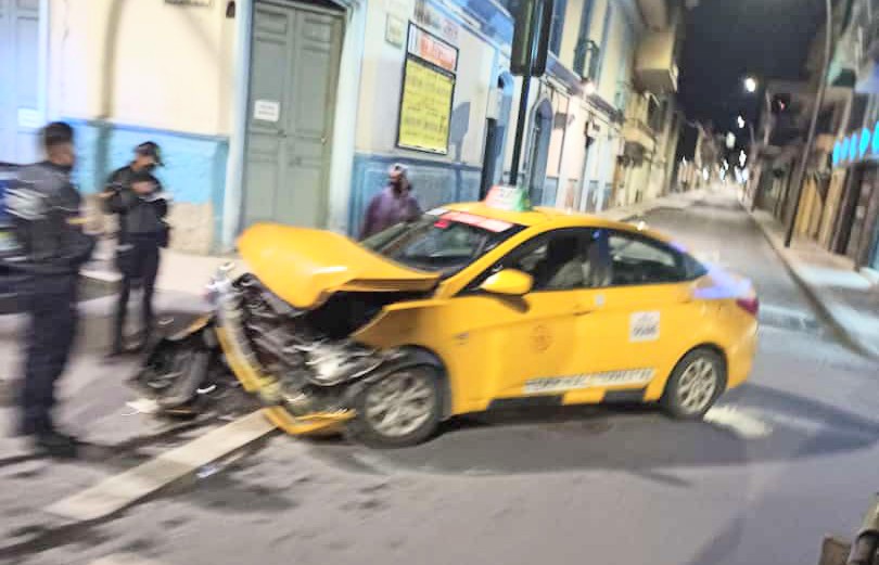 El taxi quedó en media vía.