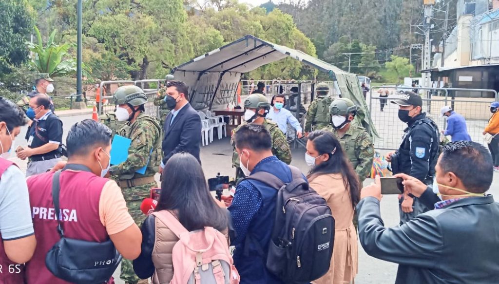 Las autoridades civiles, militares y policías acudieron a los exteriores del centro carcelario.
