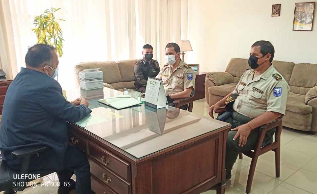 Rodrigo Galván Calderón recibió a Juan Guerra Palacios (izq.) y a Homero Navas Arias.