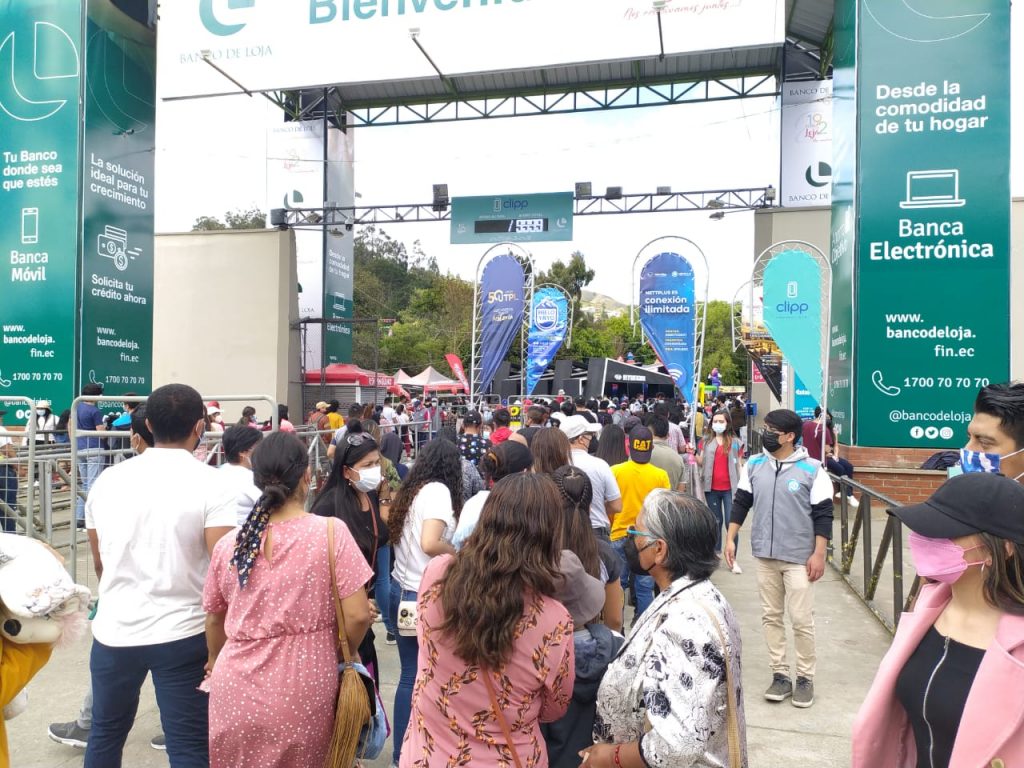 En el ingreso al Complejo Ferial ‘Simón Bolívar’, la tarde de este domingo 3 de octubre, hubo un buen número de personas.
