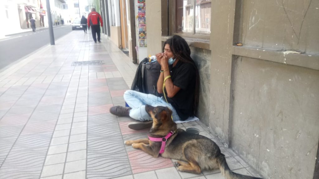 No es difícil encontrar a Maximillian César y a su inseparable mascota.