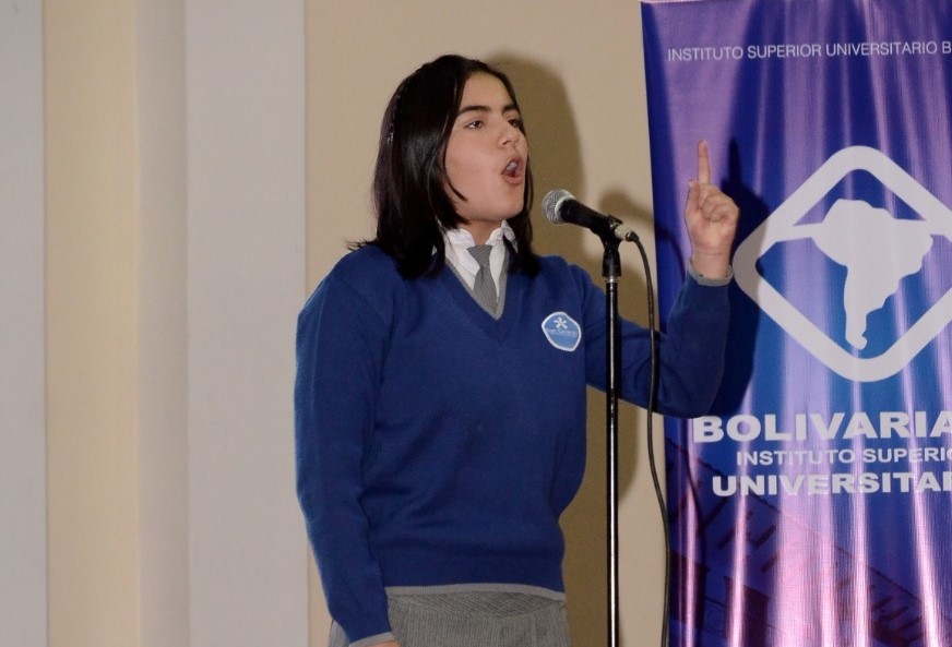 Camila Gómez Naranjo, durante su participación en el Concurso de Oratoria del Mes del Estudiante 2021.