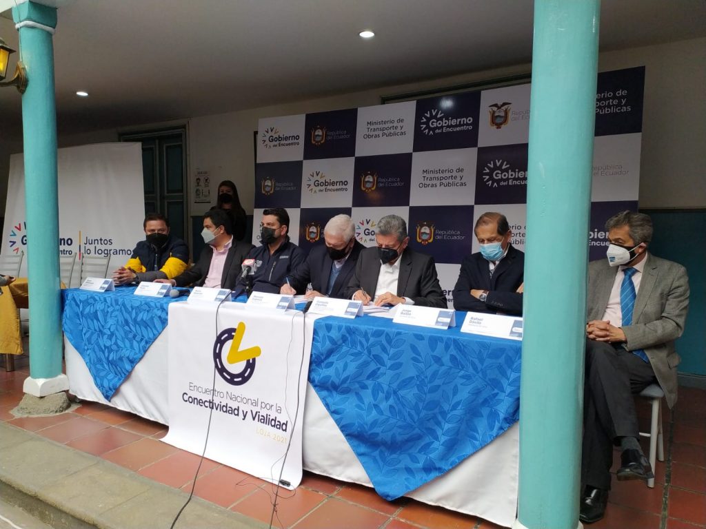 La firma de la carta compromiso para la reconstrucción de la vía antigua se realizó en un evento desarrollado en la Gobernación de la provincia de Loja.