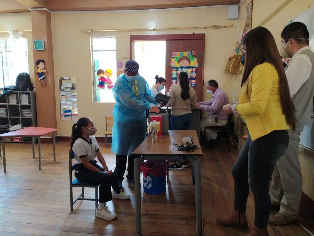En la Unidad Educativa Santa Mariana de Jesús se inauguró la vacunación en la provincia de Loja.