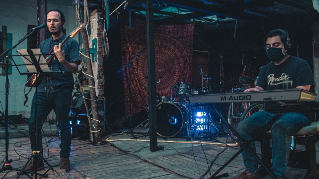 Chakana Bit está integrada por Iván Salazar (voz, guitarra y composición) y Daniel Ortega (teclados y arreglos).