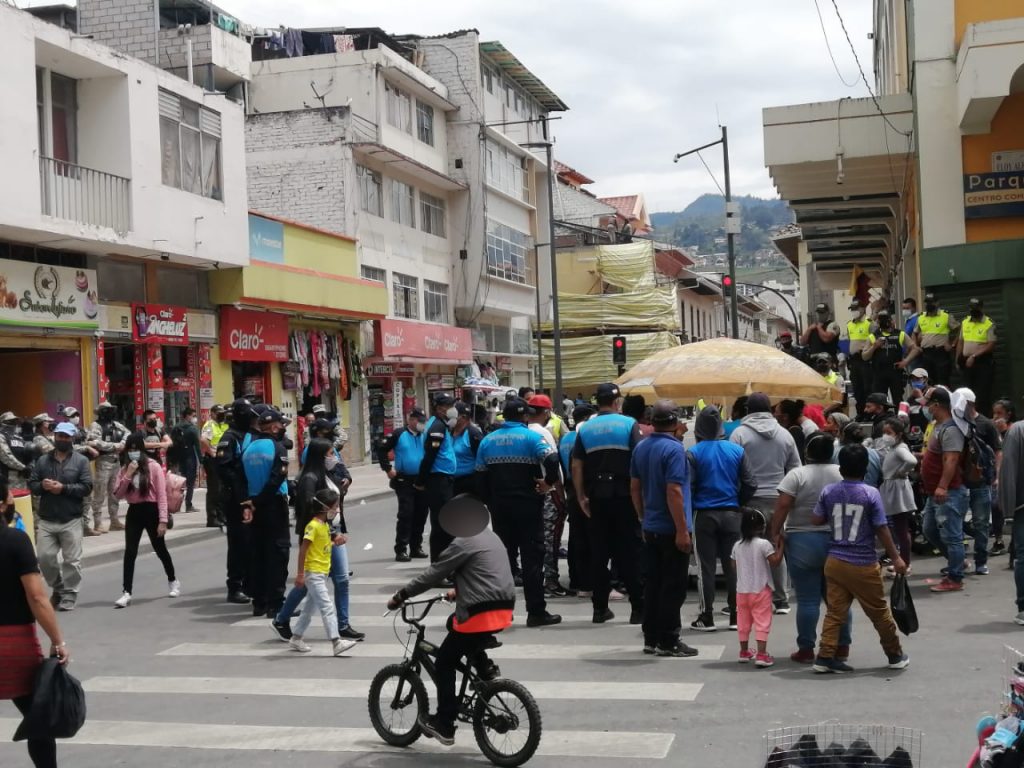 Las ventas informales se toman la zona céntrica de la urbe lojana. (Fotografía archivo)