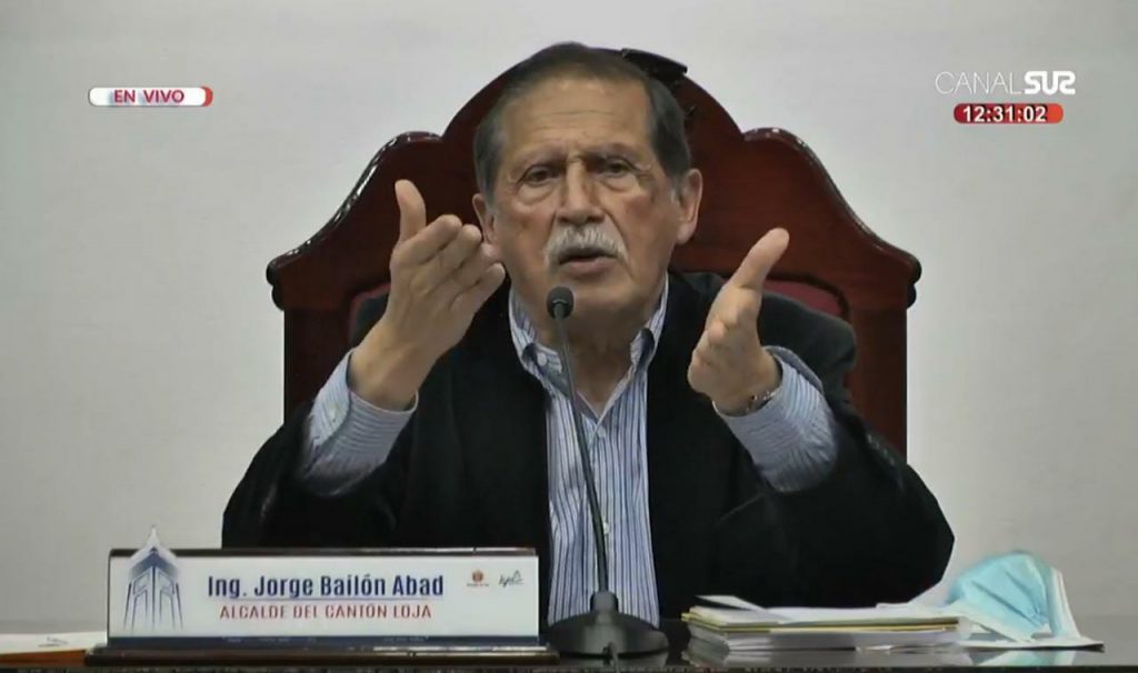 El Municipio de Loja, a través de redes sociales, indicó que el alcalde suspendió la sesión “debido al mal comportamiento de los asistentes que alteró el orden y la seguridad”.