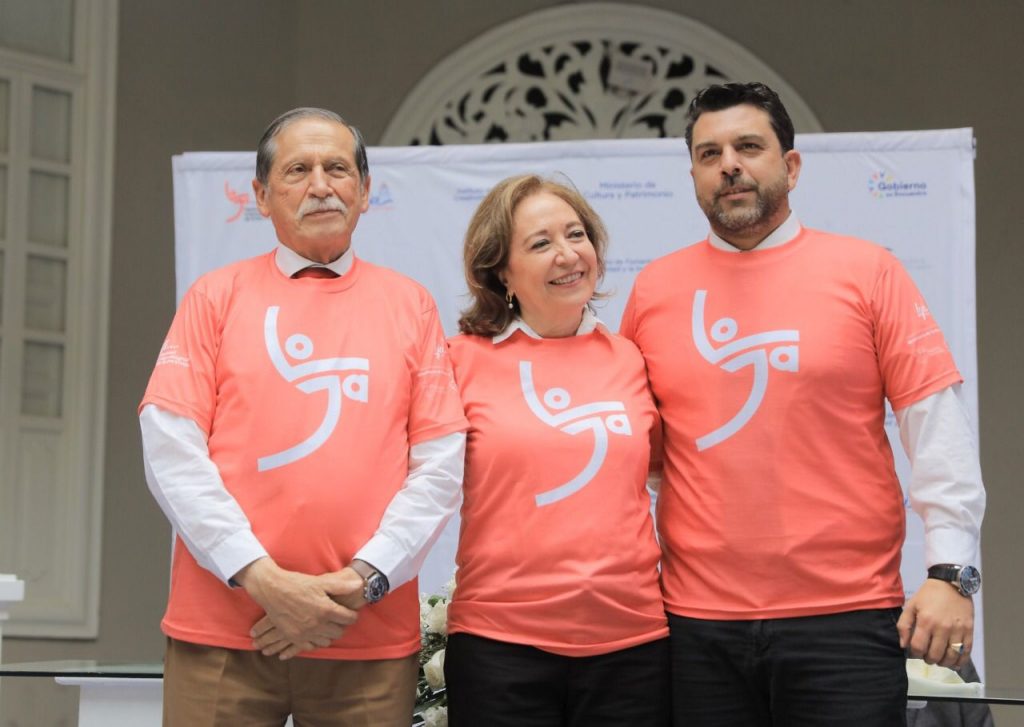 Jorge Bailón, alcalde de Loja; María Elena Machuca, ministra de Cultura; y Mario Mancino, gobernador de la provincia, luego de la presentación de la agenda de eventos del Fiavl.