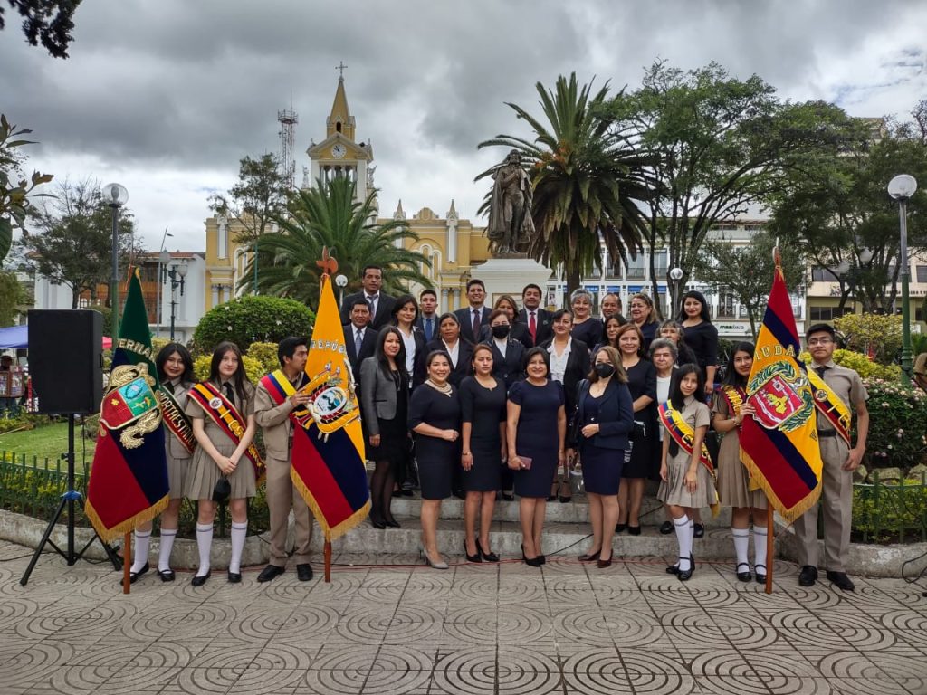 El plantel, con 3.836 alumnos, rindió homenaje a su patrono, cuyo monumento está ubicado en la plaza central de Loja.