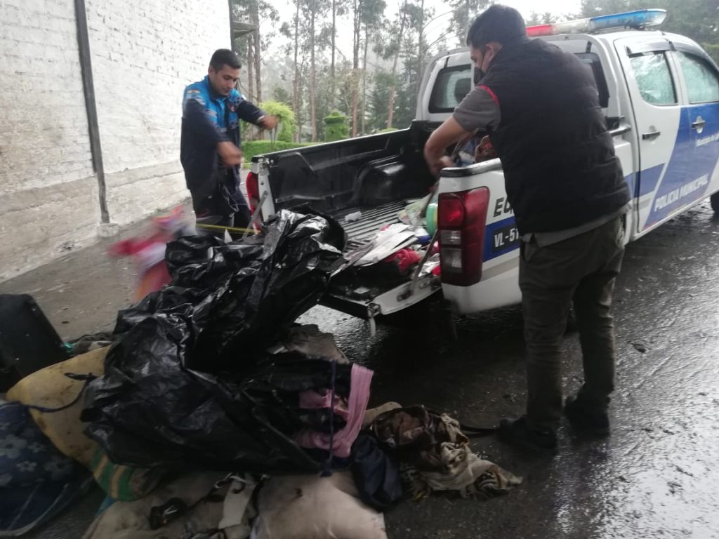 Cartones, plásticos, ropas en mal estado fueron depositadas en el relleno sanitario.