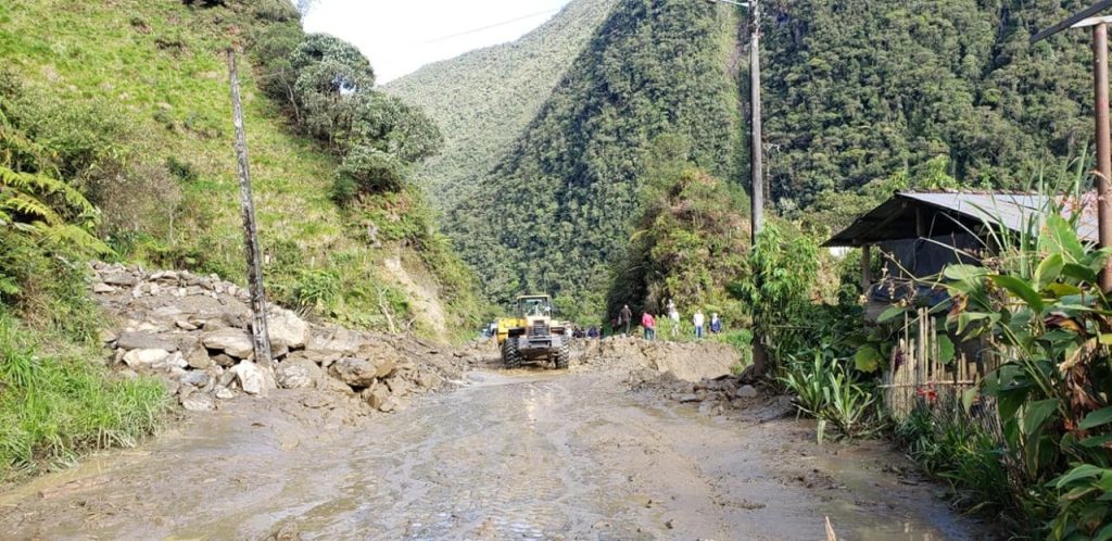 Algunos deslizamientos de tierra se han presentado en la vía a causa de las fuertes lluvias.