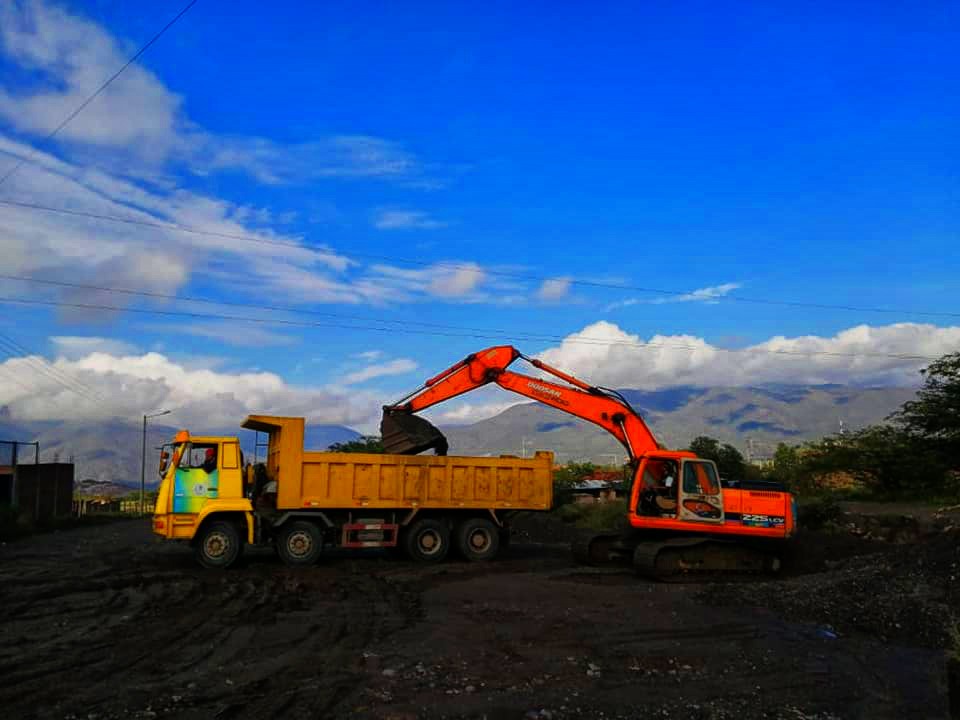 Maquinaria del Municipio limpia el material arrastrado por las lluvias.