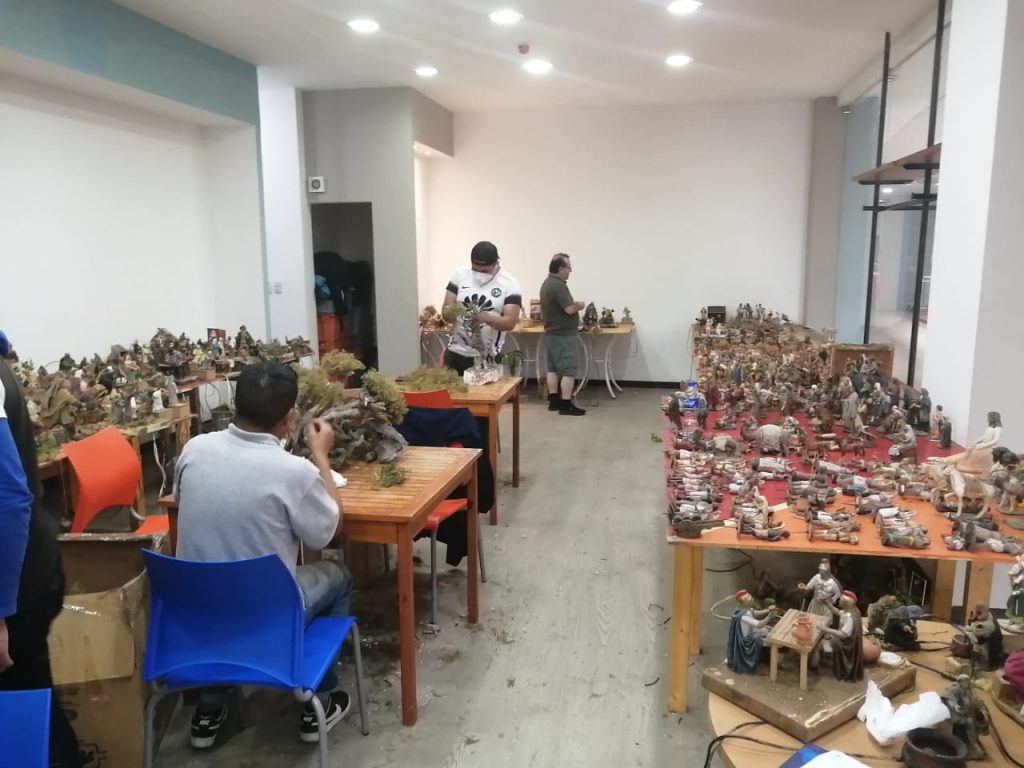 El nacimiento está siendo armado por 15 personas, previamente se realiza una restauración de las figuras y casas.