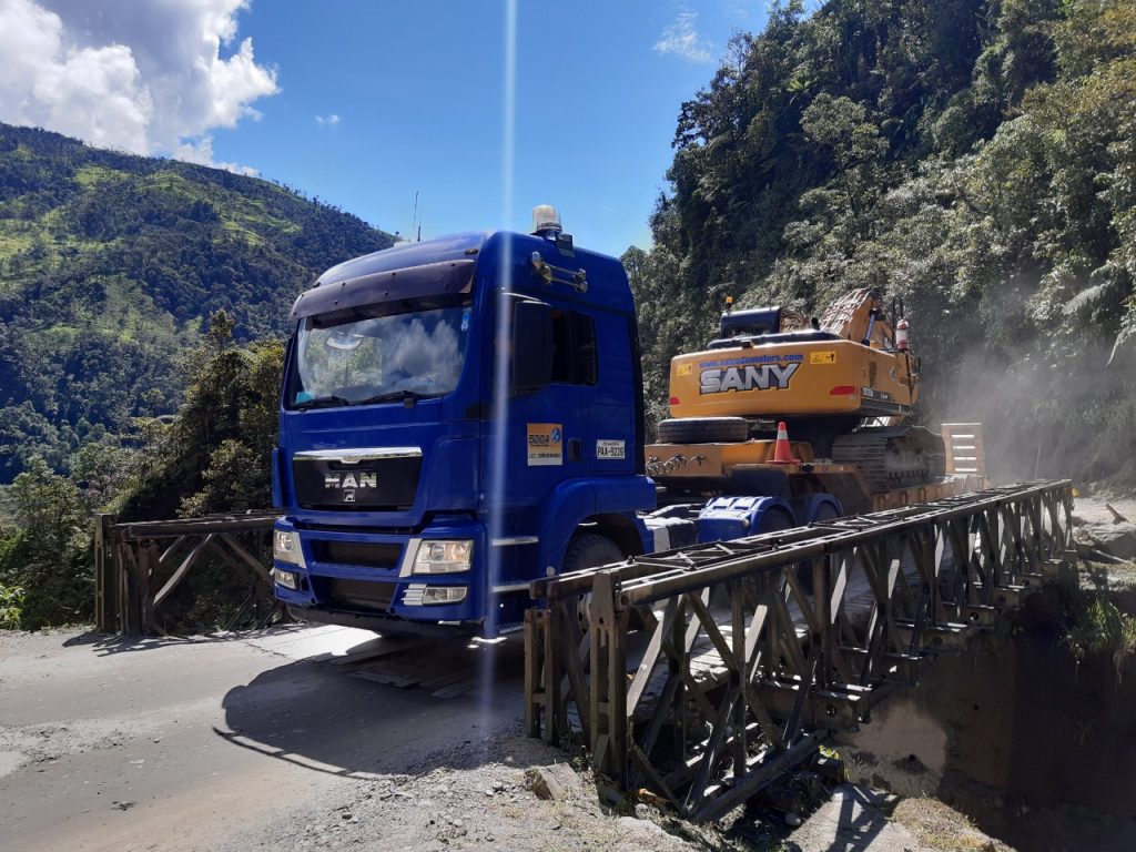 Vehículos de todo tipo hacen uso del puente Bailey colocado en el lugar. (Foto archivo)
