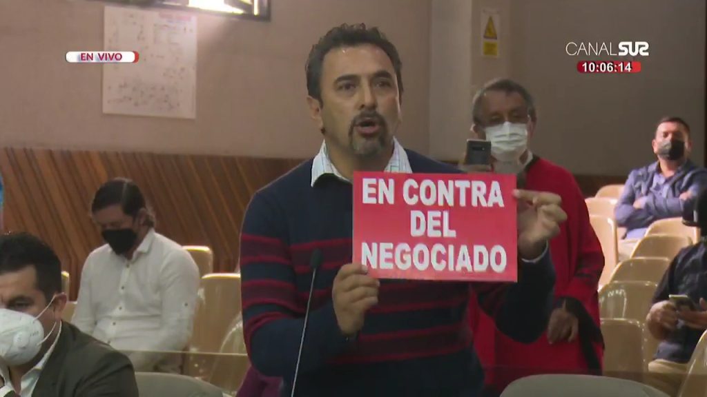 El concejal Nixon Granda exhibió carteles en la sesión de Cabildo del martes pasado.