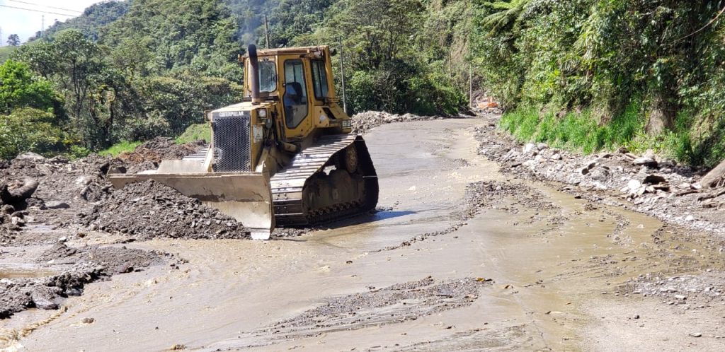 Personal de distintas instituciones de emergencia permanecen en la zona.