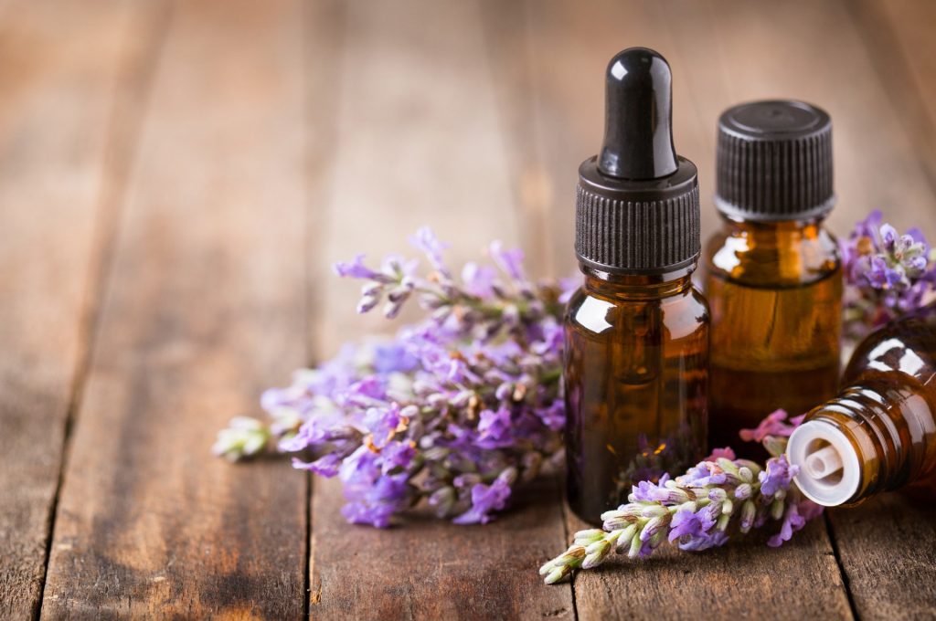 La aromaterapia utiliza aceites esenciales extraídos de las plantas. (Foto: medikamio.com)