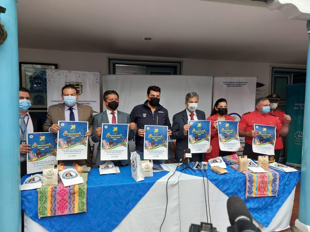 Las autoridades mostraron los afiches promocionales de las festividades.