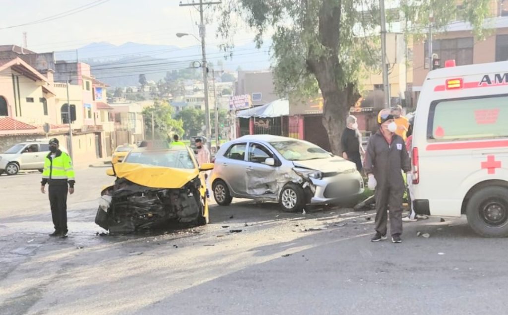 En la esquina de la avenida Pío Jaramillo Alvarado y calle Chile ocurrió el revés.