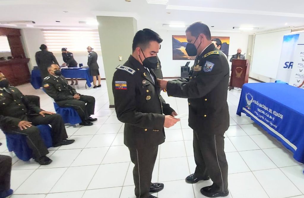 Eduardo Castillo Criollo recibe la condecoración.