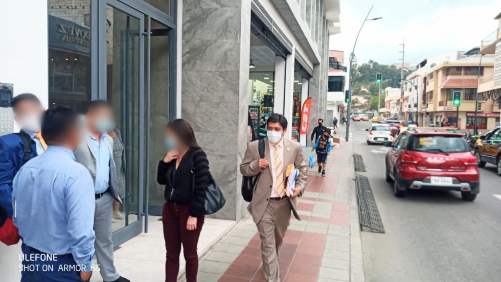 Instante en el cual Luis Silva Aguilar, fiscal de Loja, salía del edificio judicial.