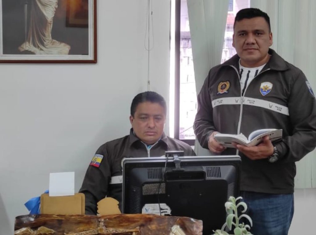 Los policías Luis Morocho Romero (izq.) y Cristian Álvarez Atariguana laboran en el departamento jurídico de la Policía de Loja.