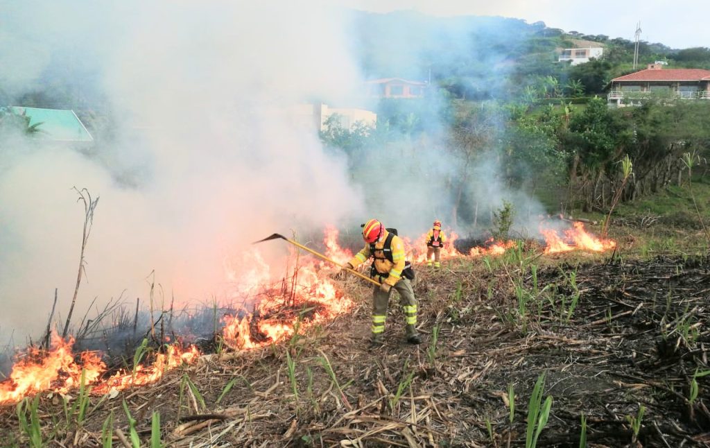 A los ‘casacas rojas’ les tomó alrededor de cuatro horas aplacar los incendios.