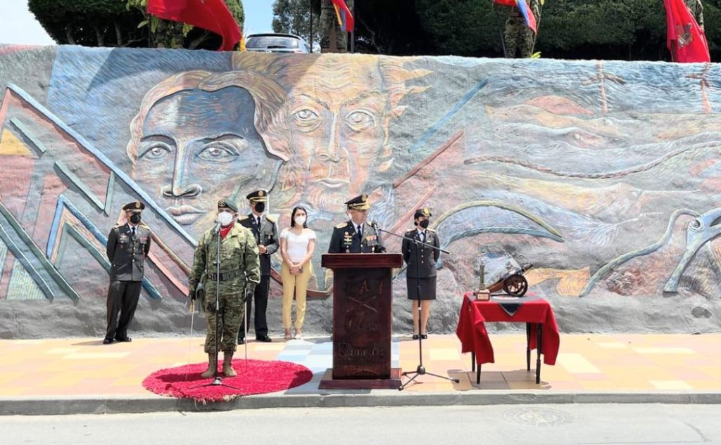 El cuartel está ubicado en la avenida Eduardo Kingman y calle Saraguro, al sur de la localidad.