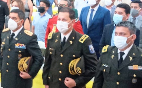 Homero Navas Arias (centro) participó de la sesión solemne por la provincialización de Zamora Chinchipe.