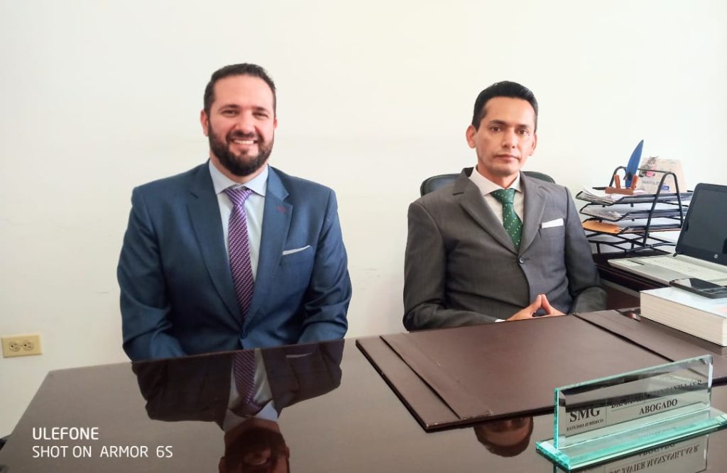 Hasta ayer Felipe Samaniego Burneo (izq.) y Javier Manzanillas Rogel, junto a Rita Gallegos Rojas, se dedicaban al libre ejercicio.