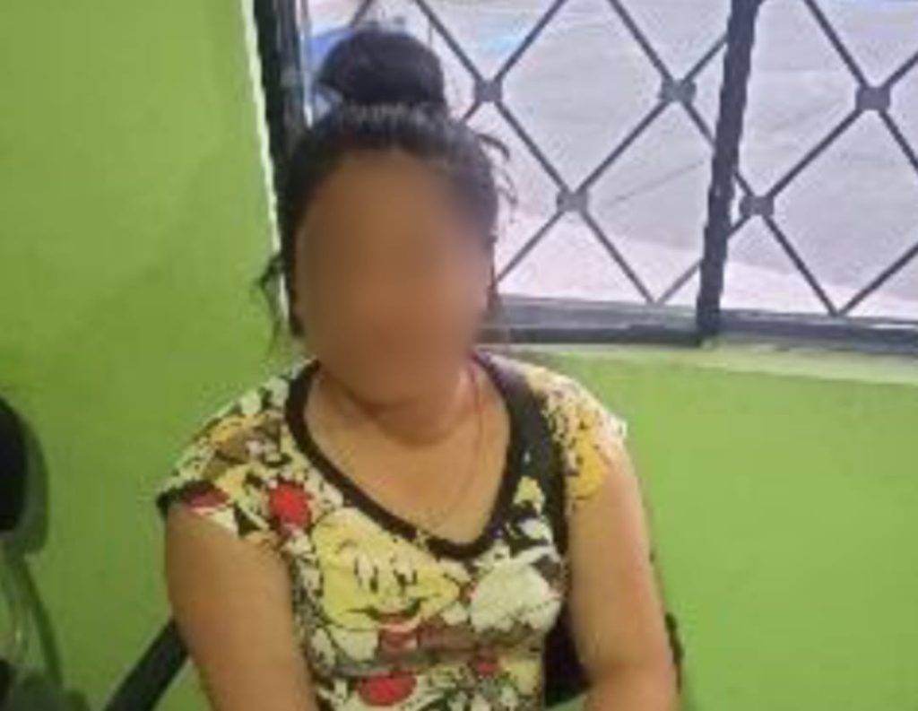 La mujer tiene 23 años.