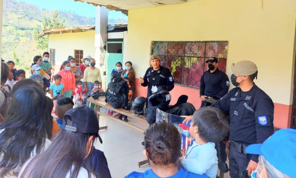 Los niños se tomaron fotografías con los equipos de la UMO.