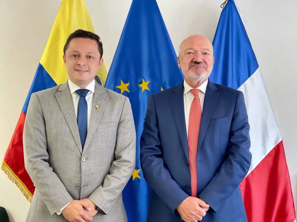 El asambleísta por Loja, Byron Maldonado, en una reunión con el diplomático francés, Frédéric Desagneaux.