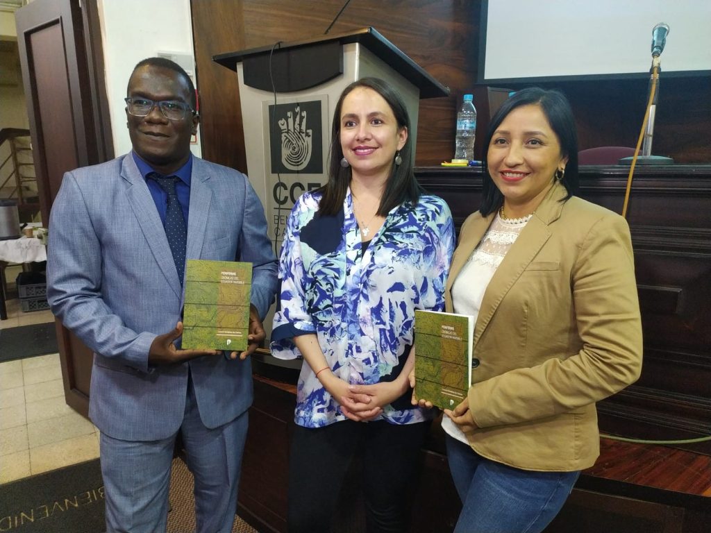 Manuel Gonzales (coautor), Ángela Meléndez (editora) y Gisela Guerrero (coautora), muestran el libro que se presentó en Loja.