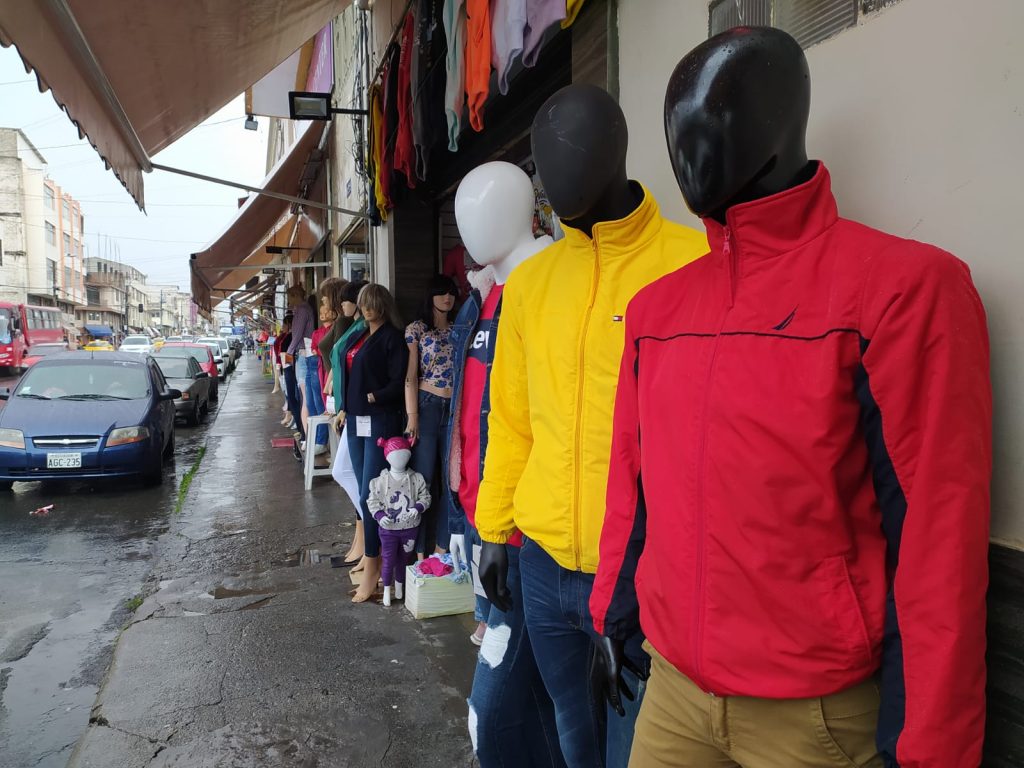 Los diversos comercios aprovecharon que muchas personas se quedaron en la ciudad durante este feriado.