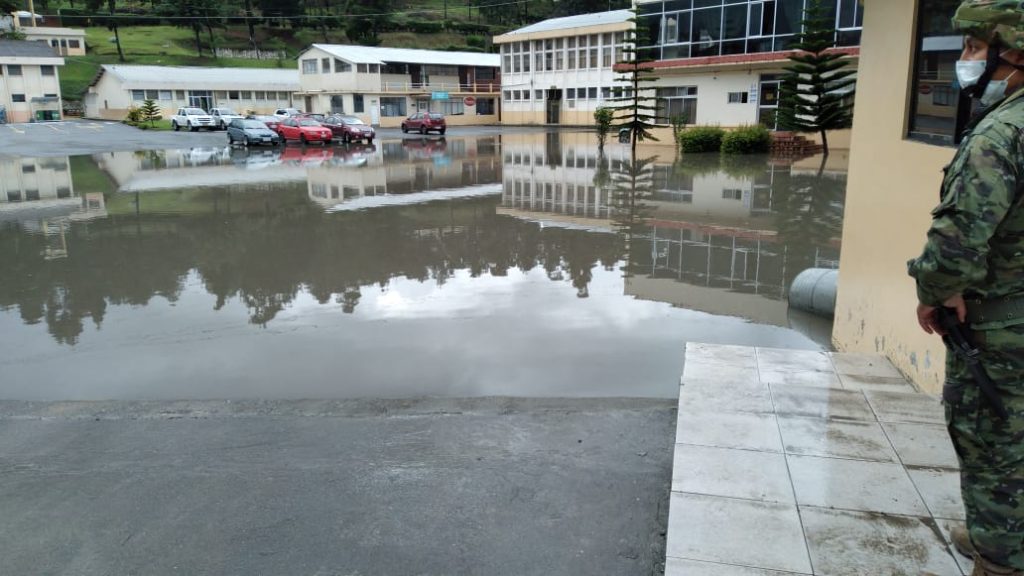 Las instalaciones de la Brigada de Infantería, en el norte de la ciudad, registraron una inundación. (Cortesía Cuerpo de Bomberos de Loja)