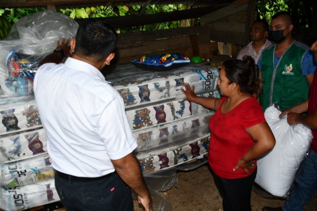 Colchones son, entre otros, los artículos entregados a la familia.