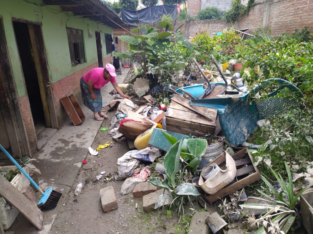 Casi todos los enseres y objetos que estaban en el interior de la vivienda quedaron cubiertos de agua y lodo.