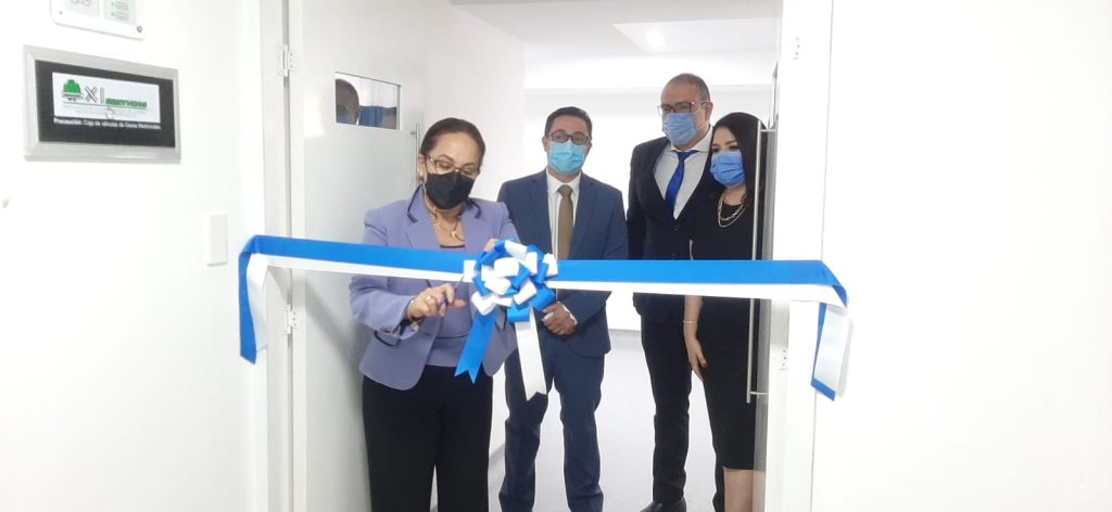 La coordinadora zonal 7 de Salud, Isabel Cueva Ortega, cortó la cinta que simboliza la inauguración de esta nueva área del Clínica Santa María.
