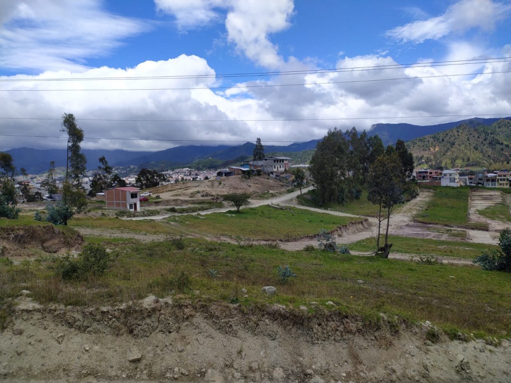 El terreno donde se prevé construir las viviendas está ubicado en la parte suroccidental de la ciudad de Loja.
