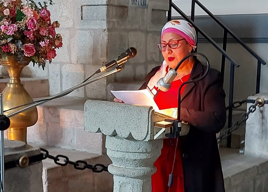 La intelectual lojana, Beatriz Vera, participó también en el recital, desarrollado en Ambato.