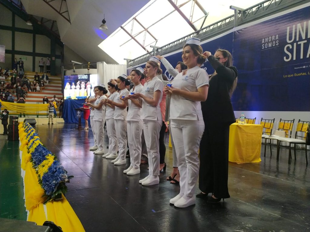 Los nuevos profesionales recibieron las insignias de parte de autoridades y representantes del sector de salud público y privado.