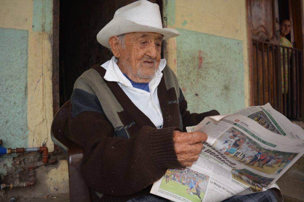 Andrés Roberto Galán, a sus 106 años, aún leía el periódico.